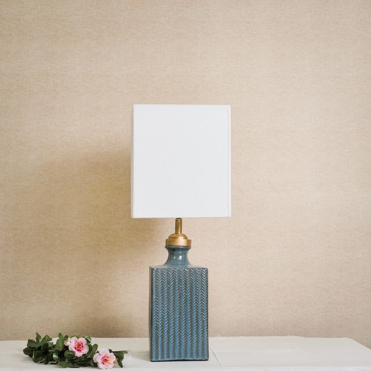 Đèn Bàn Gốm Xanh Đậm Vân Nổi Chụp Vải Kem — Đèn Ngủ Đầu Giường Đèn Bàn Gốm Xanh Đậm Vân Nổi Chụp Vải Kem — Đèn Ngủ Đầu Giường — đèn lồng thủ công Việt Nam | LongDenViet