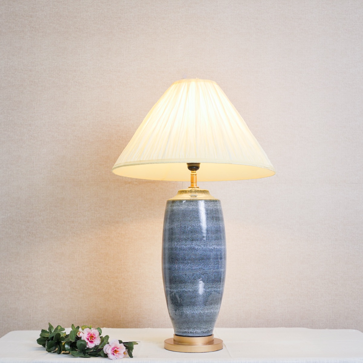 Đèn Bàn Gốm Xanh Men Loang Chụp Vải Cánh Sen Kem — Đèn Nghệ Thuật Đèn Bàn Gốm Xanh Men Loang Chụp Vải Cánh Sen Kem — Đèn Nghệ Thuật — đèn lồng thủ công Việt Nam | LongDenViet