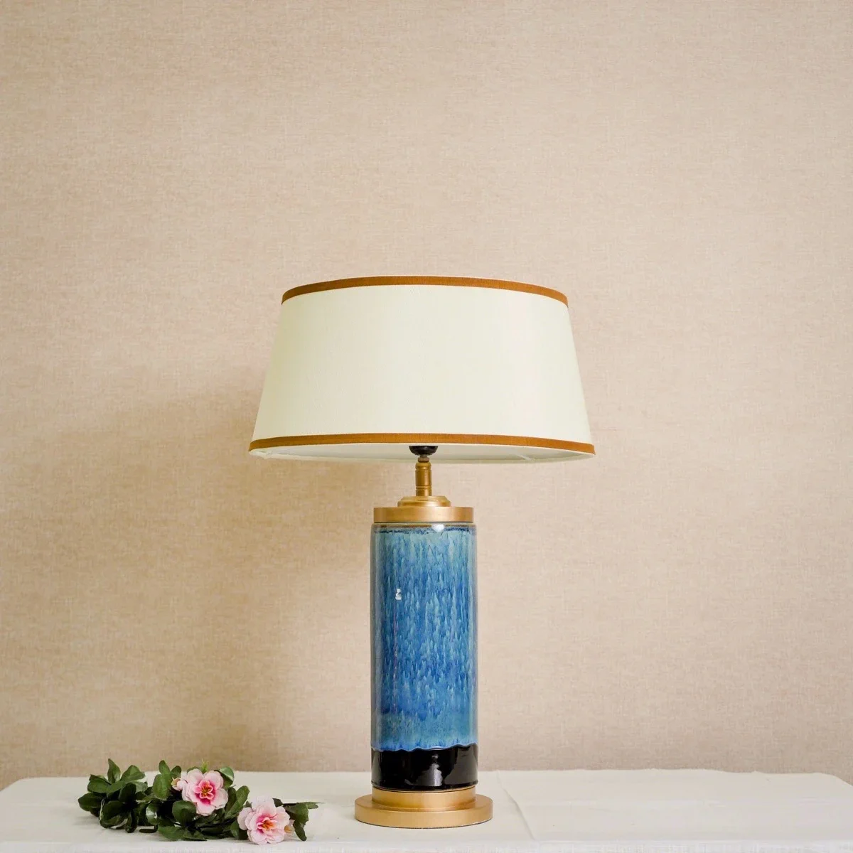 Đèn Bàn Gốm Xanh Sáng Chụp Vải Kem Vi… — góc nhìn thứ 2