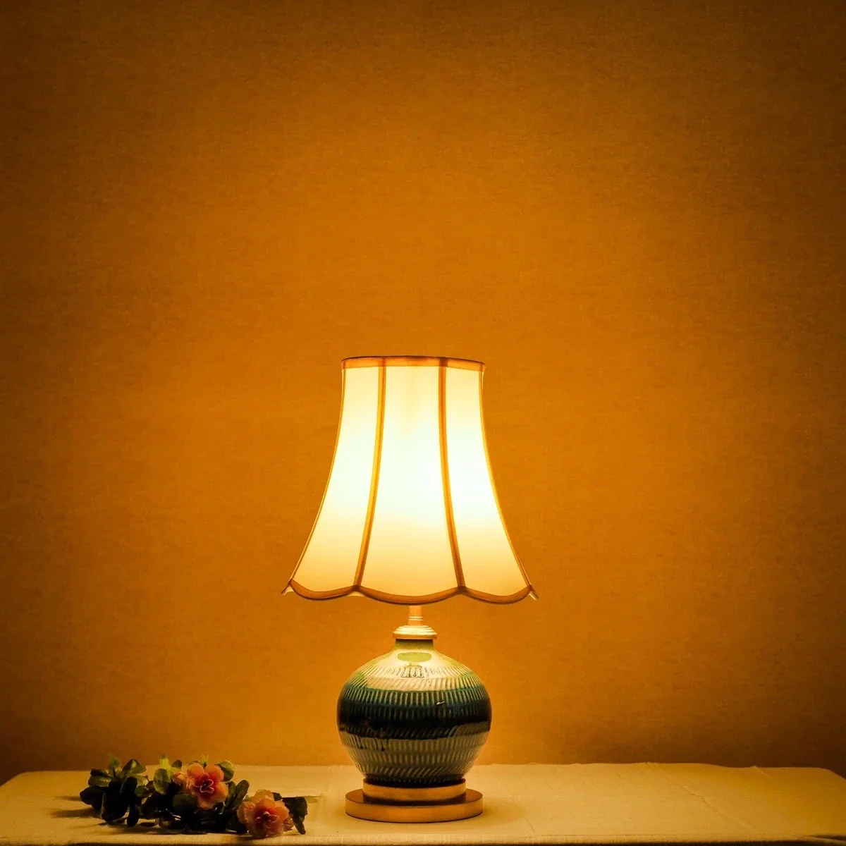 Đèn Bàn Gốm Xanh Sọc Ngang Chụp Vải Cánh Sen Khắc Dọc — Đèn Bàn Cao Cấp Đèn Bàn Gốm Xanh Sọc Ngang Chụp Vải Cánh Sen Khắc Dọc — Đèn Bàn Cao Cấp — đèn lồng thủ công Việt Nam | LongDenViet