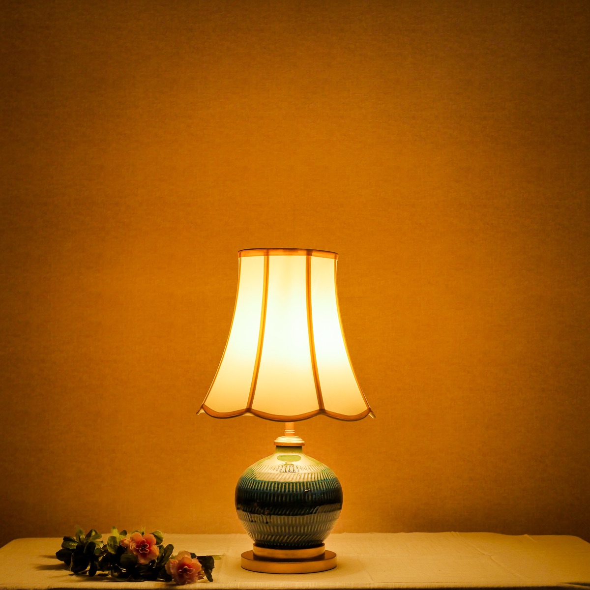 Đèn Bàn Gốm Xanh Sọc Ngang Chụp Vải Cánh Sen Khắc Dọc — Đèn Bàn Cao Cấp Đèn Bàn Gốm Xanh Sọc Ngang Chụp Vải Cánh Sen Khắc Dọc — Đèn Bàn Cao Cấp — đèn lồng thủ công Việt Nam | LongDenViet