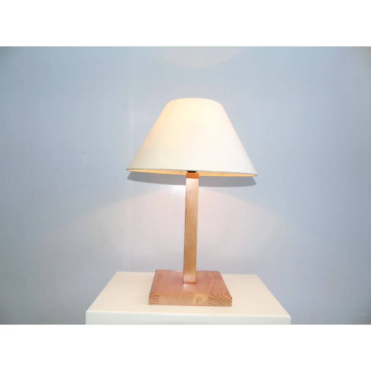 Đèn Bàn Gỗ Chân Vuông Chụp Nón Vải Phòng Ngủ Đèn Bàn Gỗ Chân Vuông Chụp Nón Vải Phòng Ngủ — đèn lồng gỗ Việt Nam | LongDenViet