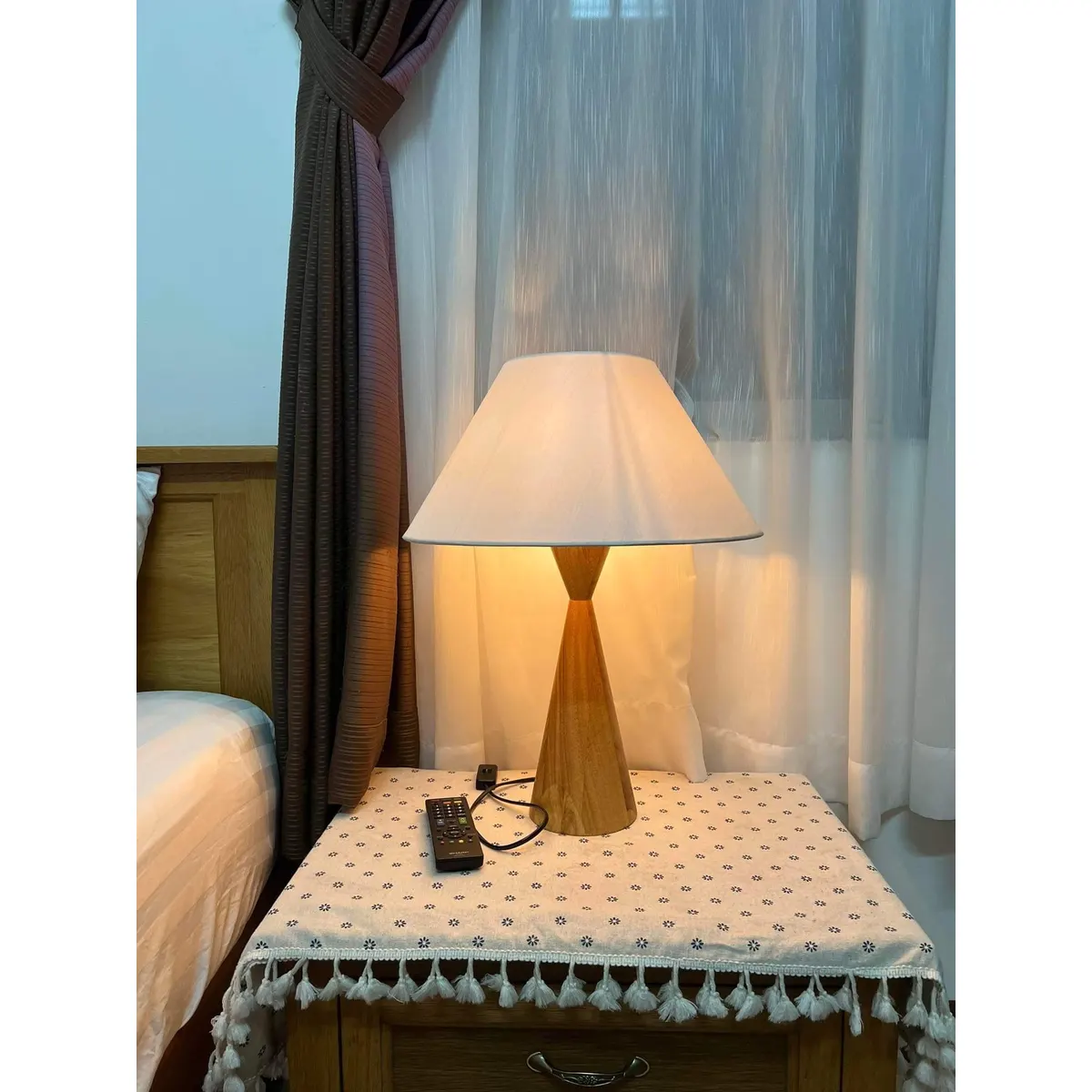 Đèn Bàn Gỗ Chân Con Quay Kép Chụp Vải Nón Đèn Bàn Gỗ Chân Con Quay Kép Chụp Vải Nón — đèn lồng gỗ Việt Nam | LongDenViet