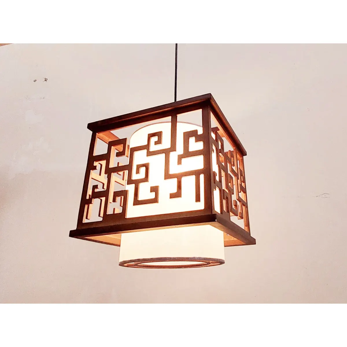 Đèn Thả Gỗ Khắc Hoa Văn Phong Cách Trung Hoa Đèn Thả Gỗ Khắc Hoa Văn Phong Cách Trung Hoa — đèn thả trần Việt Nam | LongDenViet