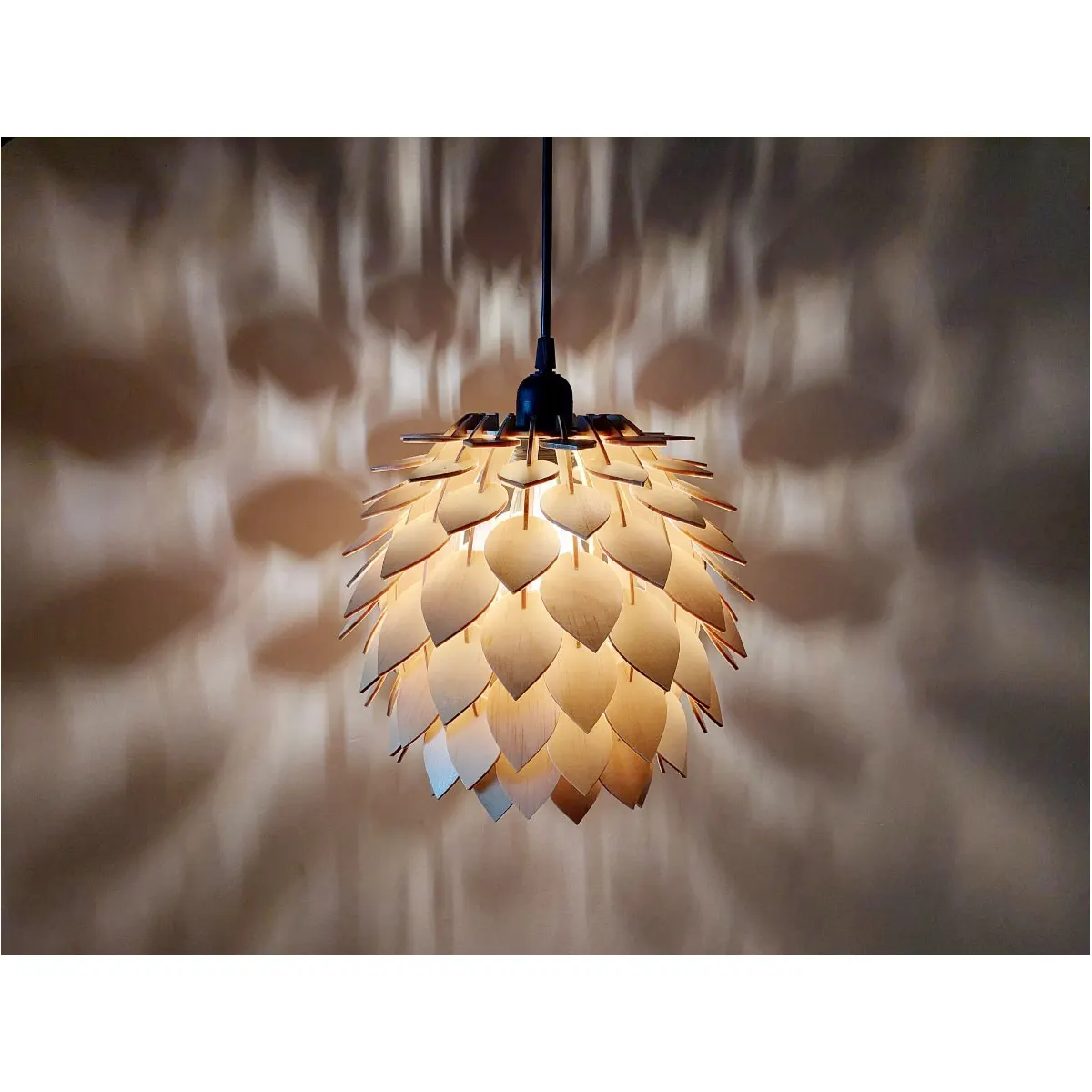 Đèn Thả Gỗ Cánh Lá Pine Cone Phòng Khách Đèn Thả Gỗ Cánh Lá Pine Cone Phòng Khách — đèn thả trần Việt Nam | LongDenViet