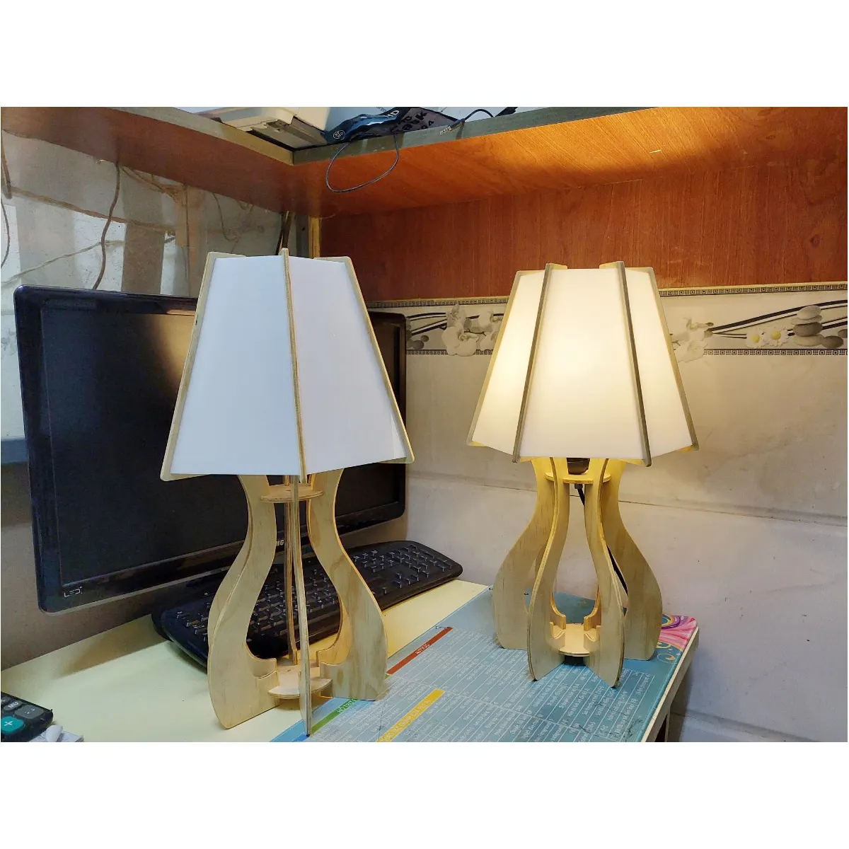 Đèn Bàn Gỗ Thân Cong 4 Cánh Chụp Vải Hộp Đèn Bàn Gỗ Thân Cong 4 Cánh Chụp Vải Hộp — đèn lồng gỗ Việt Nam | LongDenViet