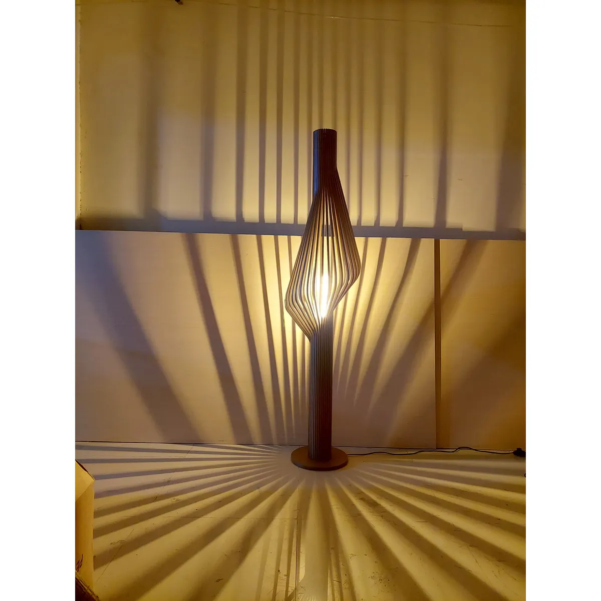 Đèn Cây Gỗ Xoắn Nghệ Thuật Trang Trí Nội Thất Đèn Cây Gỗ Xoắn Nghệ Thuật Trang Trí Nội Thất — đèn lồng gỗ Việt Nam | LongDenViet