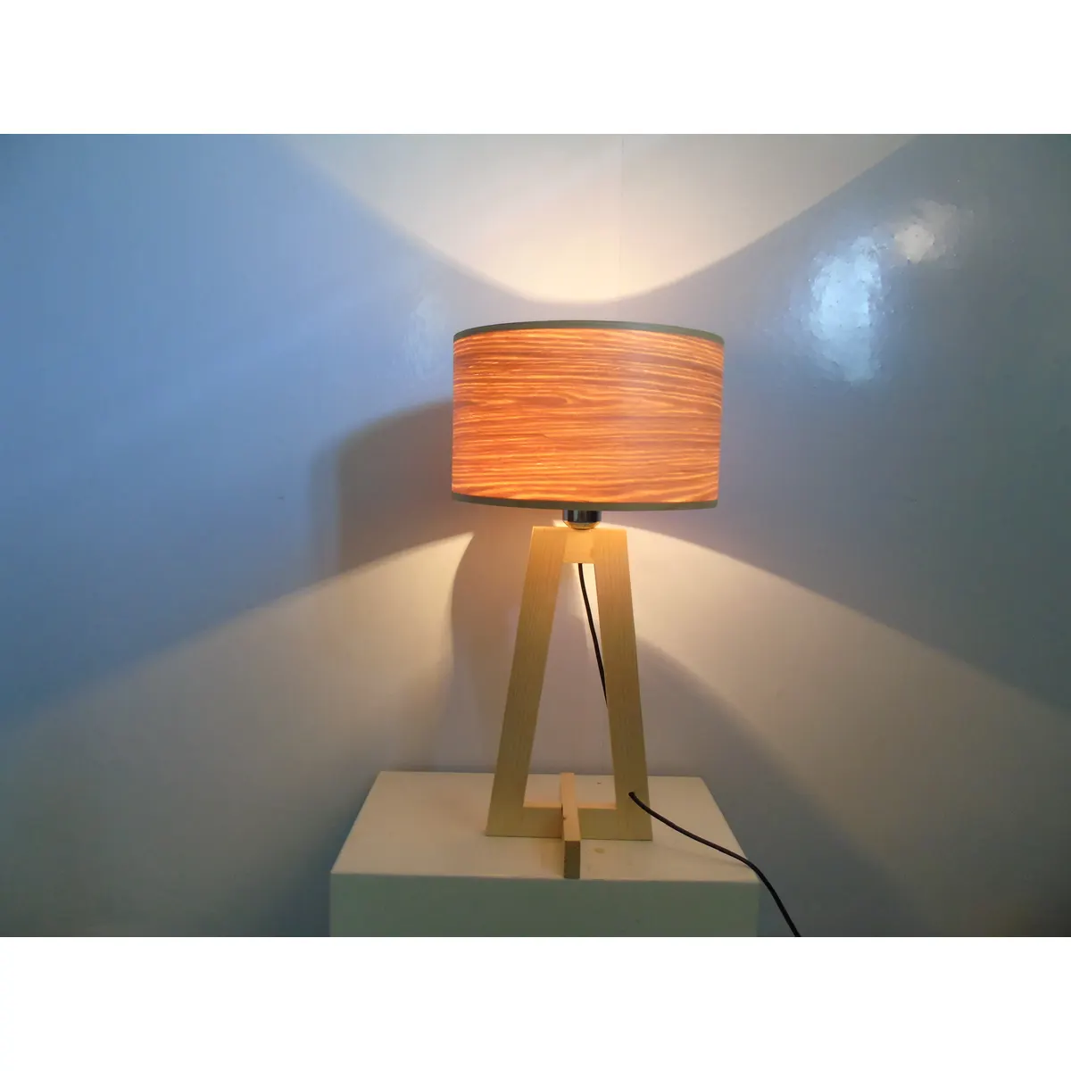 Đèn Bàn Gỗ 4 Chân Chụp Veneer Đỏ Phòng Khách Đèn Bàn Gỗ 4 Chân Chụp Veneer Đỏ Phòng Khách — đèn lồng gỗ Việt Nam | LongDenViet