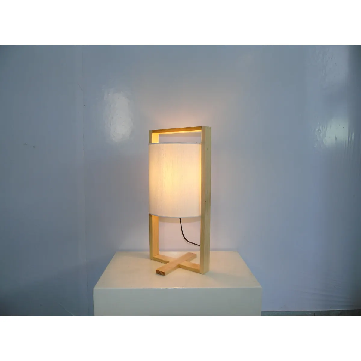 Đèn Bàn Gỗ Khung Chữ Nhật Chụp Vải Trụ Đèn Bàn Gỗ Khung Chữ Nhật Chụp Vải Trụ — đèn lồng gỗ Việt Nam | LongDenViet