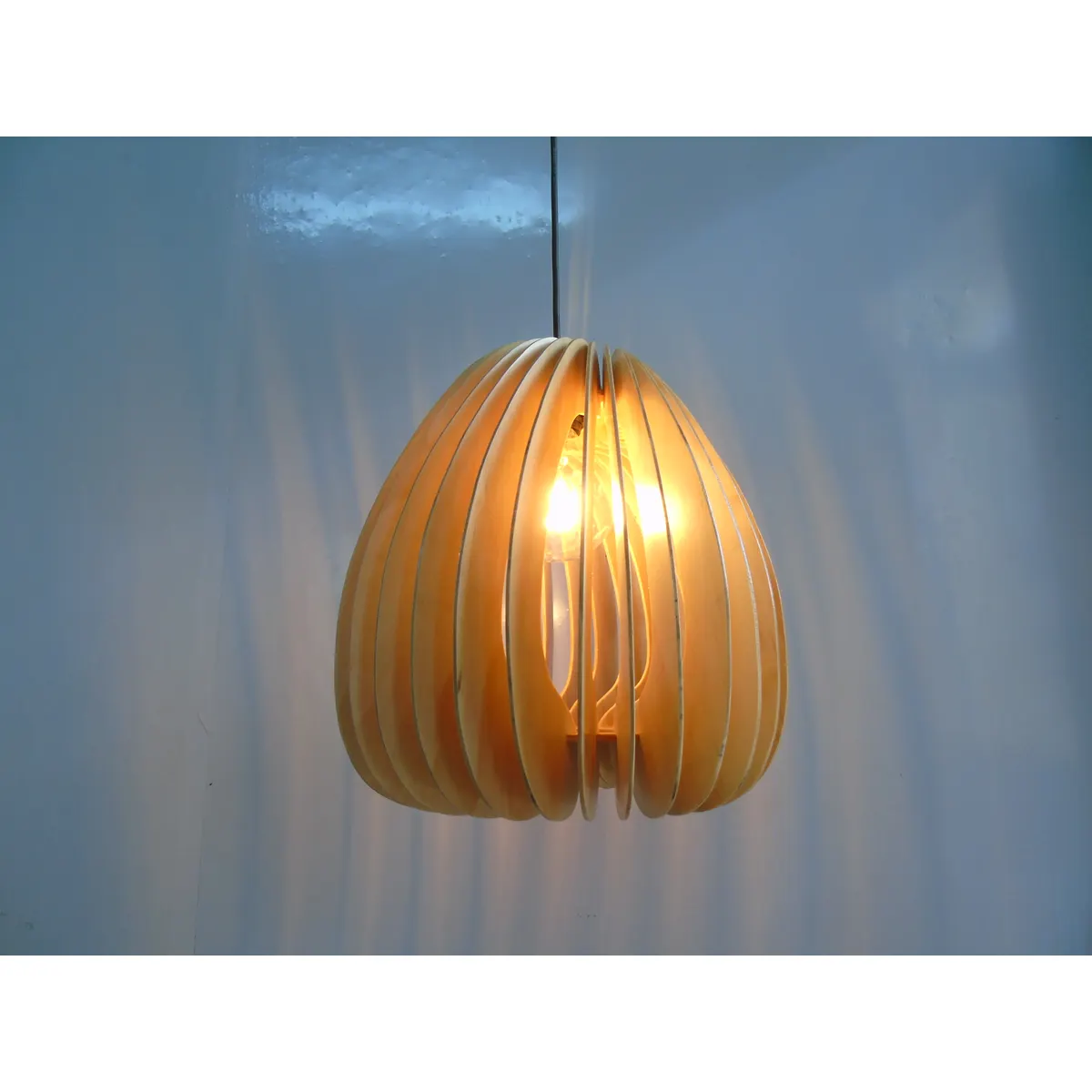 Đèn Thả Gỗ Bán Cầu Sọc Nghiêng Trang Trí Đèn Thả Gỗ Bán Cầu Sọc Nghiêng Trang Trí — đèn thả trần Việt Nam | LongDenViet