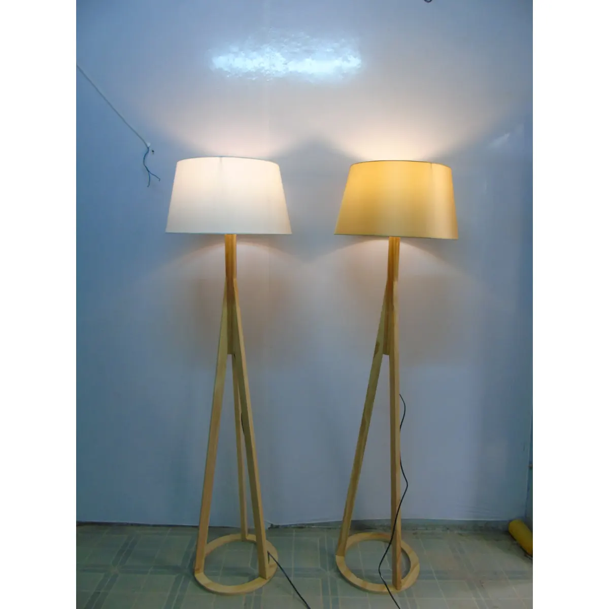 Đèn Cây Gỗ Chân Vòng Tròn Chụp Vải Nón Đèn Cây Gỗ Chân Vòng Tròn Chụp Vải Nón — đèn lồng gỗ Việt Nam | LongDenViet