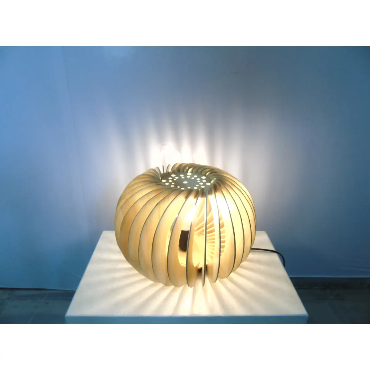 Đèn Bàn Gỗ Hình Cầu Xoắn Ốc Nghệ Thuật Đèn Bàn Gỗ Hình Cầu Xoắn Ốc Nghệ Thuật — đèn lồng gỗ Việt Nam | LongDenViet