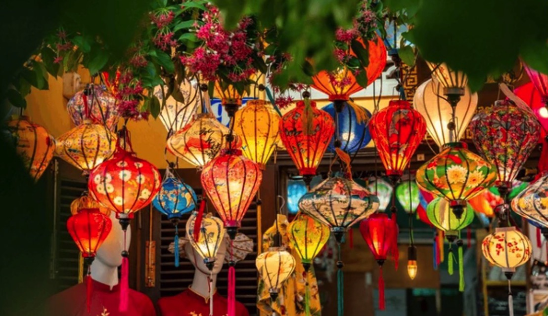 Bảng màu vải lụa tơ tằm và vải gấm đa dạng dùng để sản xuất lồng đèn Hội An tại xưởng LongDenViet. Đèn Lồng Trang Trí - Longdenviet®